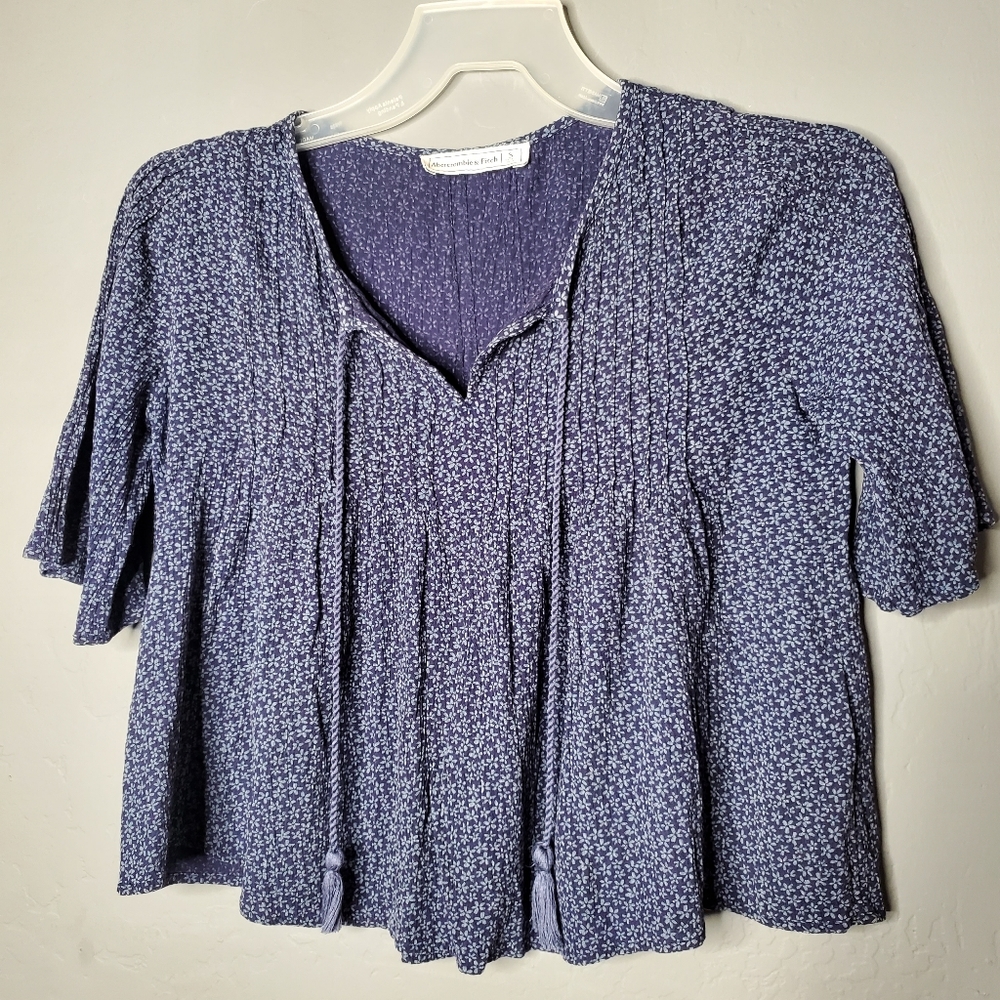 💗 $5 in BUNDLE💗 A&F Split Neck Peasant/Bell sleeve Blouse Size Small